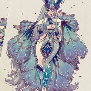 K&ouml;nnte beinhalten: Eine digitale Illustration einer weiblichen Figur mit blauem und wei&szlig;em Haar, die ein blaues und wei&szlig;es Outfit mit einer Blumenkrone tr&auml;gt. Die Figur hat blaue Augen und rote Lippen. Der Hintergrund ist wei&szlig; mit Sternen.