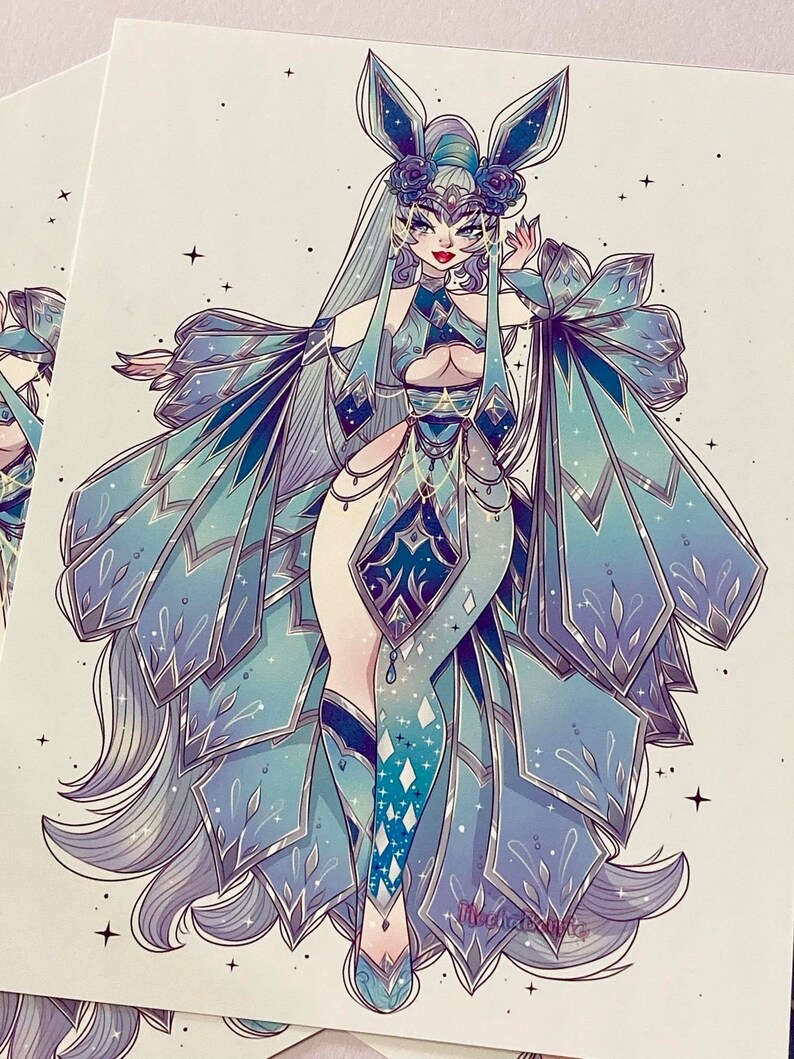 K&ouml;nnte beinhalten: Eine digitale Illustration einer weiblichen Figur mit blauem und wei&szlig;em Haar, die ein blaues und wei&szlig;es Outfit mit einer Blumenkrone tr&auml;gt. Die Figur hat blaue Augen und rote Lippen. Der Hintergrund ist wei&szlig; mit Sternen.