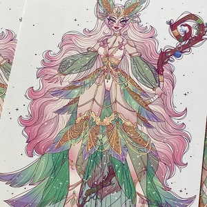 K&ouml;nnte beinhalten: Eine digitale Illustration einer Frau mit langen pinkfarbenen und gr&uuml;nen Haaren, die ein gr&uuml;nes und goldenes Kleid mit einem Stab in der Hand tr&auml;gt. Der Stab ist aus Holz und hat eine gr&uuml;ne und blaue Kugel oben drauf. Die Frau hat gro&szlig;e gr&uuml;ne Augen und tr&auml;gt eine goldene Krone. Der Hintergrund ist wei&szlig; mit Sternen.