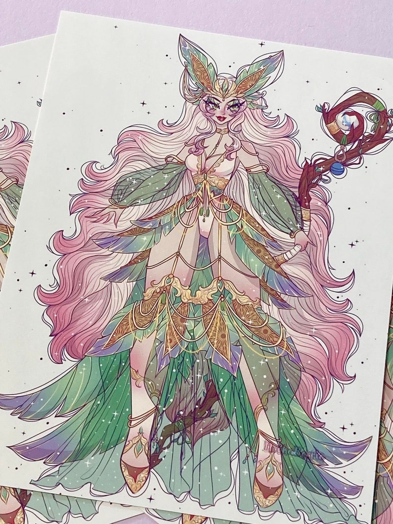 K&ouml;nnte beinhalten: Eine digitale Illustration einer Frau mit langen pinkfarbenen und gr&uuml;nen Haaren, die ein gr&uuml;nes und goldenes Kleid mit einem Stab in der Hand tr&auml;gt. Der Stab ist aus Holz und hat eine gr&uuml;ne und blaue Kugel oben drauf. Die Frau hat gro&szlig;e gr&uuml;ne Augen und tr&auml;gt eine goldene Krone. Der Hintergrund ist wei&szlig; mit Sternen.