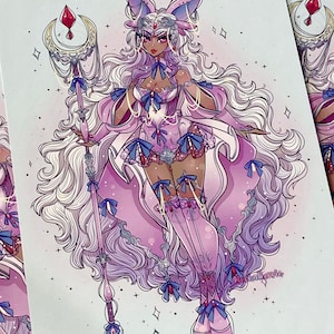 K&ouml;nnte beinhalten: Ein rosa-wei&szlig;er Anime-Charakter mit langen wei&szlig;en Haaren und einem rosa Kleid. Sie h&auml;lt einen Stab mit einer Mondsichel und einem roten Edelstein an der Spitze. Der Hintergrund ist hellblau mit wei&szlig;en Sternen.