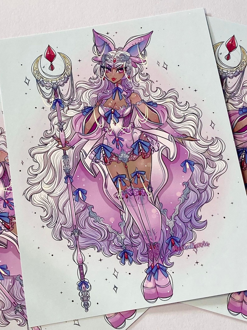 K&ouml;nnte beinhalten: Ein rosa-wei&szlig;er Anime-Charakter mit langen wei&szlig;en Haaren und einem rosa Kleid. Sie h&auml;lt einen Stab mit einer Mondsichel und einem roten Edelstein an der Spitze. Der Hintergrund ist hellblau mit wei&szlig;en Sternen.