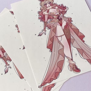 K&ouml;nnte beinhalten: Eine rosa und braune Illustration einer Figur mit langen blonden Haaren, die ein rosa und braunes Outfit mit einem Pelzkragen und einem langen, flie&szlig;enden Rock tr&auml;gt. Die Figur hat ein Paar Hasenohren und steht mit einem gebeugten Bein und dem anderen gerade. Der Hintergrund ist hellrosa mit wei&szlig;en Sternen.