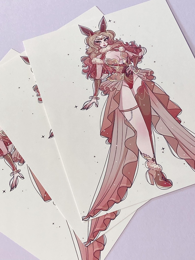 K&ouml;nnte beinhalten: Eine rosa und braune Illustration einer Figur mit langen blonden Haaren, die ein rosa und braunes Outfit mit einem Pelzkragen und einem langen, flie&szlig;enden Rock tr&auml;gt. Die Figur hat ein Paar Hasenohren und steht mit einem gebeugten Bein und dem anderen gerade. Der Hintergrund ist hellrosa mit wei&szlig;en Sternen.