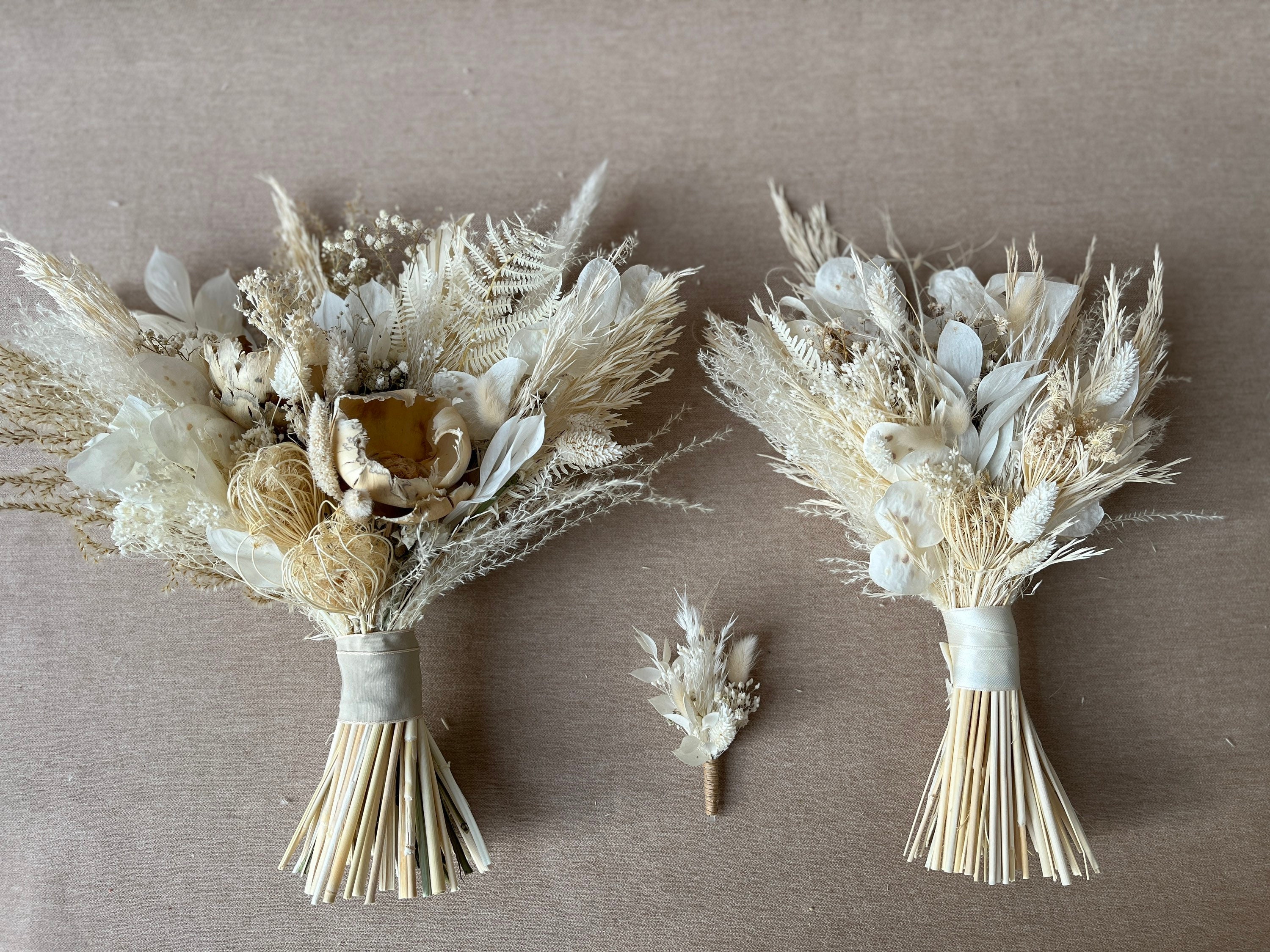 6 Boutonnières De Mariage Blanc Crème - Broche Avec Perles Et Roses - Pour Marié, Témoins, Invités (10x5 Cm)