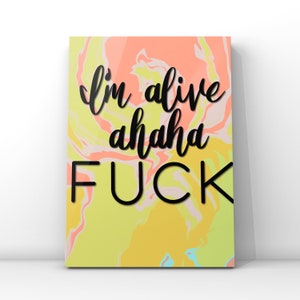 Puede incluir: Un fondo abstracto amarillo, rosa y azul con texto negro que dice "I'm alive ahaha FUCK".