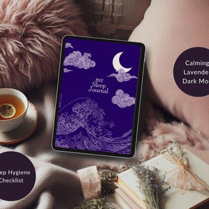 Pu&ograve; includere: Un tablet digitale che mostra un'app di diario del sonno viola e bianca con il testo "my Sleep Journal" e un design di luna e onde. Il testo "Calming Lavender Dark Mode" &egrave; visibile su un cuscino sullo sfondo.