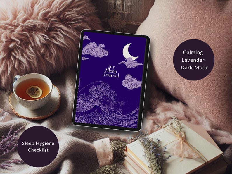 Pu&ograve; includere: Un tablet digitale che mostra un'app di diario del sonno viola e bianca con il testo "my Sleep Journal" e un design di luna e onde. Il testo "Calming Lavender Dark Mode" &egrave; visibile su un cuscino sullo sfondo.
