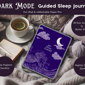 Pu&ograve; includere: Un diario del sonno guidato in modalit&agrave; oscura per iPad e reMarkable Paper Pro. La copertina presenta uno sfondo viola con un design a onde bianche e una luna crescente. Il diario include un elenco di controllo dell'igiene del sonno e citazioni calmanti notturne.