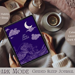 Pu&ograve; includere: Un tablet digitale che mostra un'app di diario del sonno guidato con uno sfondo blu scuro e illustrazioni bianche di nuvole, una luna e un'onda. Il testo "my Sleep Journal" &egrave; visualizzato sullo schermo. Il tablet &egrave; tenuto dalle mani di una persona. L'immagine ha un tema lavanda rilassante.