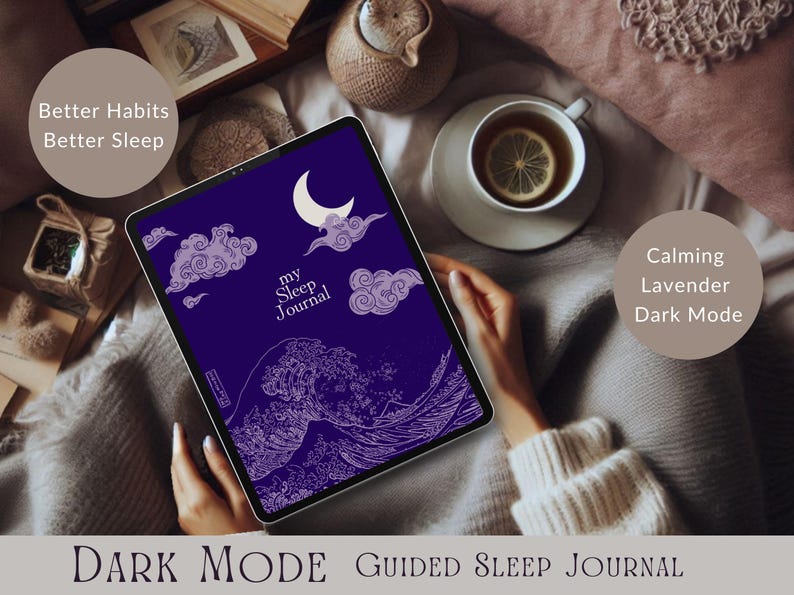 Pu&ograve; includere: Un tablet digitale che mostra un'app di diario del sonno guidato con uno sfondo blu scuro e illustrazioni bianche di nuvole, una luna e un'onda. Il testo "my Sleep Journal" &egrave; visualizzato sullo schermo. Il tablet &egrave; tenuto dalle mani di una persona. L'immagine ha un tema lavanda rilassante.