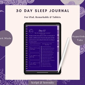 Pu&ograve; includere: Un diario digitale viola con il testo "30 Day Sleep Journal" e "Day 12" sullo schermo. Il diario &egrave; aperto a una pagina con un elenco di suggerimenti di gratitudine e routine di cura di s&eacute; prima di coricarsi. Il diario &egrave; visualizzato su un tablet con uno stilo accanto. Lo sfondo &egrave; un motivo viola e bianco.