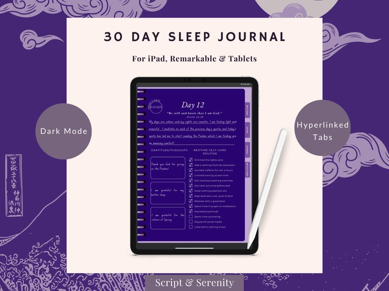 Pu&ograve; includere: Un diario digitale viola con il testo "30 Day Sleep Journal" e "Day 12" sullo schermo. Il diario &egrave; aperto a una pagina con un elenco di suggerimenti di gratitudine e routine di cura di s&eacute; prima di coricarsi. Il diario &egrave; visualizzato su un tablet con uno stilo accanto. Lo sfondo &egrave; un motivo viola e bianco.