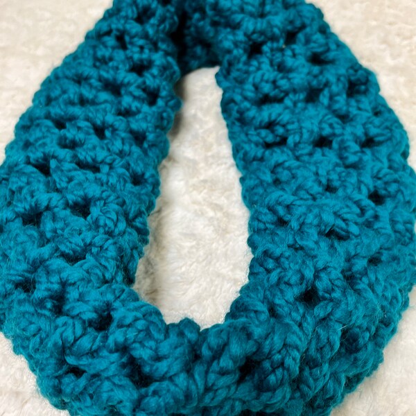 Hand crochet chunky yarn cowl