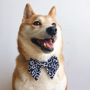 Pajarita marinera con estampado Karakusa japonés para collar de mascotas. Pajarita de cuello de gato. Pajarita para collar de perro. 100% algodón.