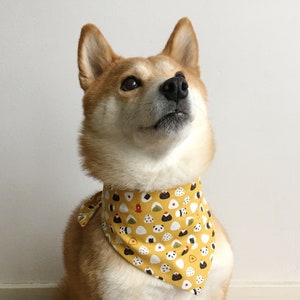 Bandana reversible para mascotas con estampado de panda amarillo. Pañuelo de gato. Pañuelo para perros. 100% algodón. imagen 1