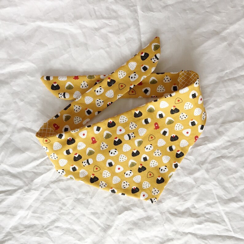 Bandana reversible para mascotas con estampado de panda amarillo. Pañuelo de gato. Pañuelo para perros. 100% algodón. imagen 2