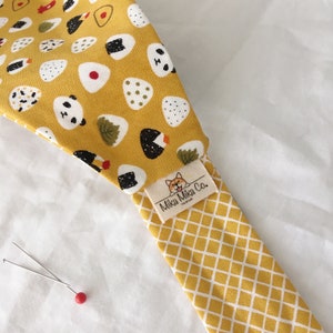 Bandana reversible para mascotas con estampado de panda amarillo. Pañuelo de gato. Pañuelo para perros. 100% algodón. imagen 5