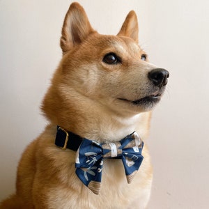 Pajarita marinera con estampado de bosque azul otoñal para collar de mascota. Pajarita con cuello de gato. Corbata de lazo para collar de perro. 100% algodón.