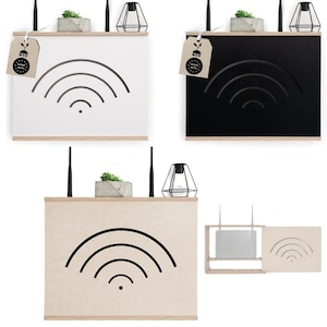 Könnte beinhalten: Drei Router-Regal-Optionen: weiß, schwarz und naturbelassenes Holz. Jedes Regal hat einen Ausschnitt in Form eines WLAN-Signals und ein kleines Regal oben. Das Regal aus naturbelassenem Holz hat einen weißen Router auf einem Regal unterhalb des Hauptregals.