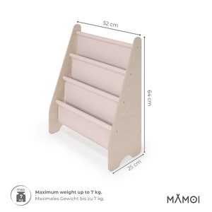 K&ouml;nnte beinhalten: Ein Kinder-B&uuml;cherregal aus naturbelassenem Holz und rosa mit drei Regalbrettern. Das B&uuml;cherregal ist 25 cm breit, 64 cm hoch und 52 cm tief. Die maximale Belastbarkeit betr&auml;gt 7 kg. Der Text "Maximum weight up to 7 kg. Maximales Gewicht bis zu 7 kg." ist auf der Unterseite des B&uuml;cherregals aufgedruckt. Der Markenname "M&Aring;MOI" ist auf der unteren rechten Ecke des B&uuml;cherregals aufgedruckt.