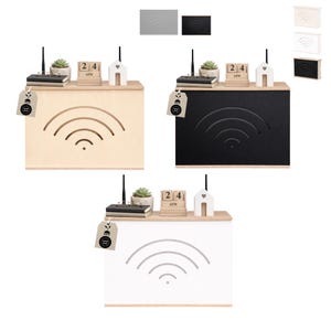 Pode incluir: Três caixas retangulares para router em acabamentos de madeira clara, preto e branco. Cada caixa apresenta um ícone de sinal Wi-Fi recortado no painel frontal, uma superfície superior plana e uma etiqueta com um gráfico de planta e o texto ECO.