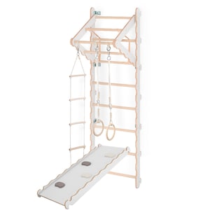 Könnte beinhalten: Weißes, hölzernes Indoor-Spielgerät mit Kletterwand, Strickleiter, Ringen und Rutsche.