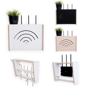 Può includere: Un set di tre mensole a muro per router, ognuna con un design diverso. La prima mensola è bianca con un simbolo wifi nero, la seconda è beige con un simbolo wifi nero e la terza è bianca con una mensola per un router e una mensola per i cavi.