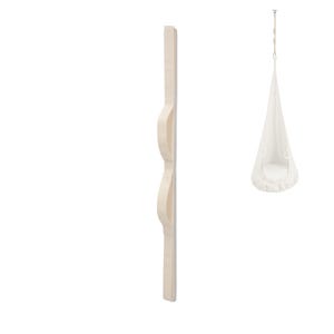 Könnte beinhalten: Eine hängende Babywiege aus weißem Stoff mit weichem, gepolstertem Innenraum. Die Wiege ist an einem Metallhaken aufgehängt. Links ist ein Holzrahmen mit zwei gebogenen Griffen.