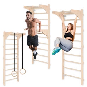 Op de afbeelding: Houten wandgemonteerde trainingsapparatuur met een ladder, optrekstang en dip bars. Een persoon gebruikt de dip bars en een ander hangt aan de optrekstang. Gymnastiekringen zijn ook inbegrepen.