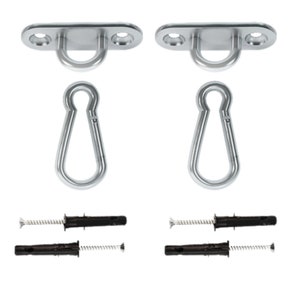 Op de afbeelding: Twee zilveren metalen plafondhaken met twee bijpassende zilveren metalen D-ringen en vier zwarte kunststof pluggen. De haken zijn ontworpen om schommels of andere items aan een plafond te hangen.