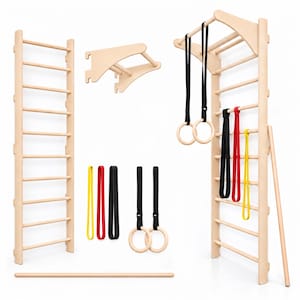 Op de afbeelding: Een lichtgekleurde houten wandladder-set met een optrekstang, twee turnringen met zwarte banden en drie weerstandsbanden in geel, rood en zwart. Inclusief een losse houten stang en een wandladdersectie.