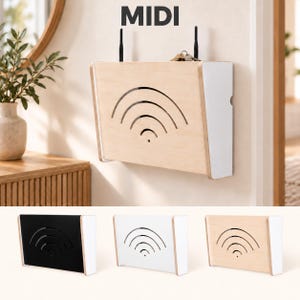 Op de afbeelding: Een aan de muur gemonteerde houten routercover met het label MIDI, voorzien van een uitgesneden wifi-pictogram op het voorpaneel. De unit heeft twee zwarte antennes aan de bovenkant en is verkrijgbaar in zwart, wit en naturel hout.