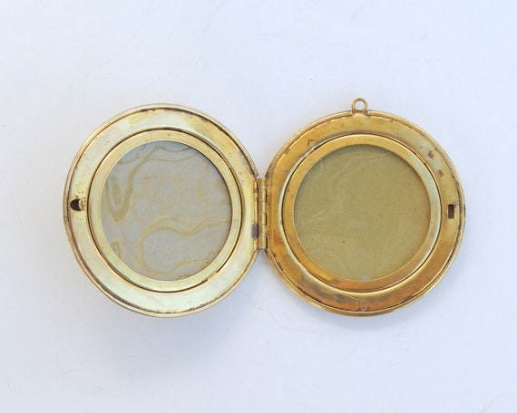 Victorian Style Cameo Locket - image 5