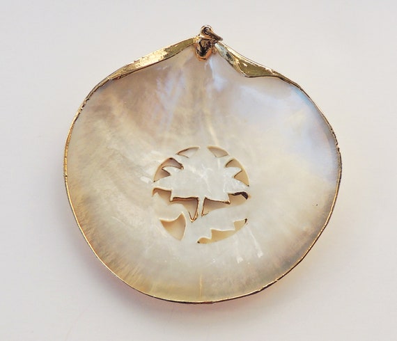 Carved Seashell Pendant - image 3