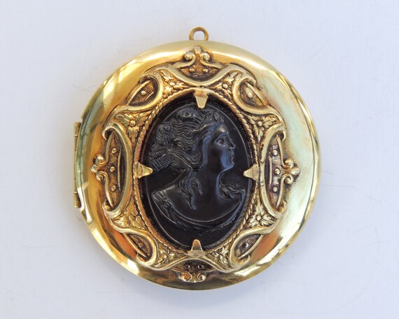 Victorian Style Cameo Locket - image 2