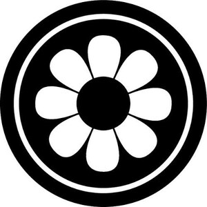 Può includere: Un design circolare in bianco e nero con un fiore stilizzato al centro. Il fiore ha otto petali e un grande centro nero pieno.