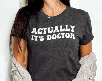 Regalo para recién doctora, regalo de graduación de doctorado para ella, regalo divertido para doctora, en realidad es doctora, regalo de graduación de doctora, regalo para estudiante de medicina, regalo de graduación de doctorado