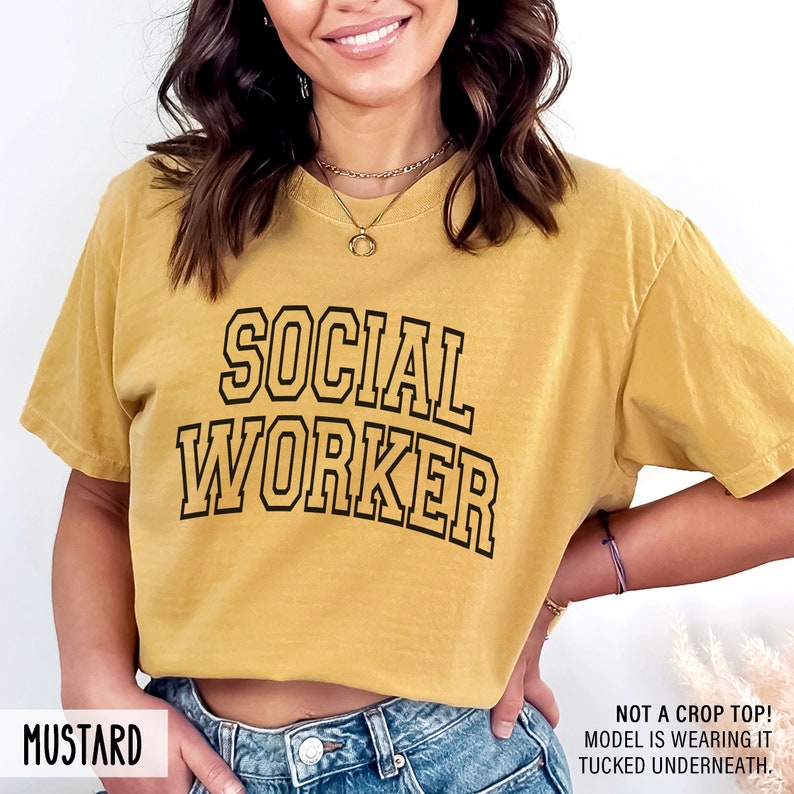 Puede incluir: Camiseta amarilla mostaza con el texto "SOCIAL WORKER" en letras negras.