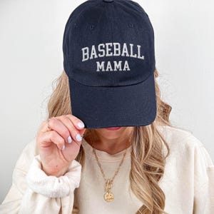 Casquette brodée Baseball Mama, casquette de baseball pour homme, casquette T-Mom, tenue de baseball pour le jour du match en famille, cadeau de fête des mères maman mignonne pour elle image 4
