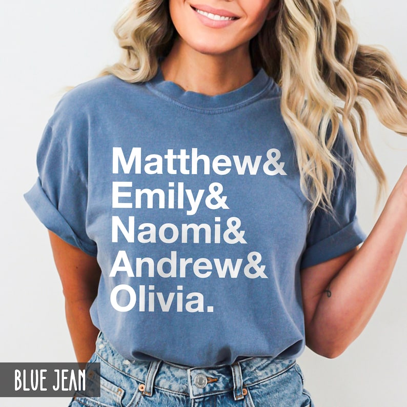 K&ouml;nnte beinhalten: Ein T-Shirt aus Jeansblau mit wei&szlig;em Text, der "Matthew & Emily & Naomi & Andrew & Olivia." lautet.