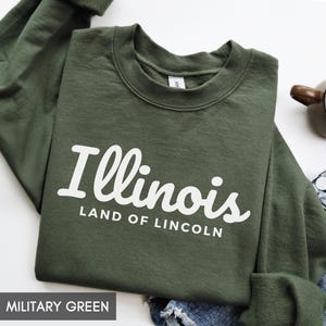 Illinois Sweatshirt, IL Crewneck, Land of Lincoln Gift for him or her, Vintage Retro Illinois Hoodie, Family Vacation Travel Outfit