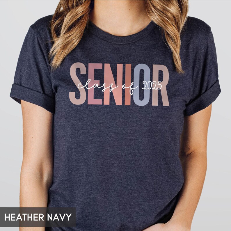 Camiseta para graduados, Camiseta de la promoción de 2025, Camiseta para estudiantes de último año de universidad, Camiseta para estudiantes de último año de secundaria, Camiseta para graduados de 2025, Camiseta para la promoción de 2026, Regalo para ella, para él, Regalo de graduación imagen 5