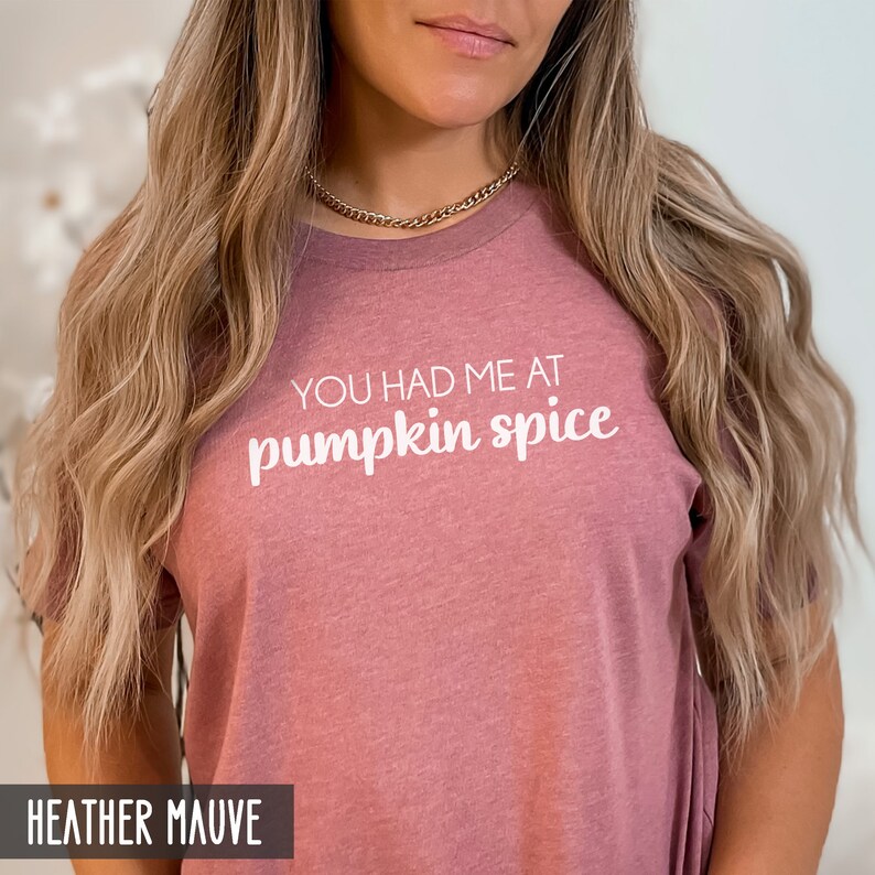Pode incluir: Uma camiseta cor malva com o texto "You had me at pumpkin spice" em branco.
