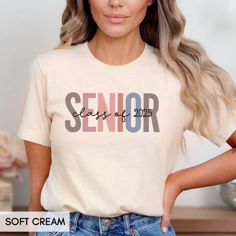 Camiseta para graduados, Camiseta de la promoción de 2025, Camiseta para estudiantes de último año de universidad, Camiseta para estudiantes de último año de secundaria, Camiseta para graduados de 2025, Camiseta para la promoción de 2026, Regalo para ella, para él, Regalo de graduación imagen 3