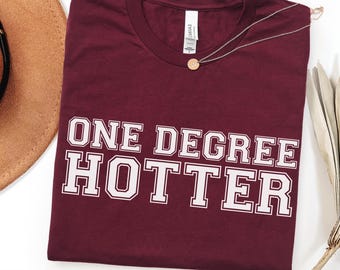 Camiseta de graduación de la promoción de 2025, "Un grado más", divertida camiseta para graduados de 2025 o 2026, regalo para ella o él para quienes se gradúan de la universidad o obtienen una maestría.