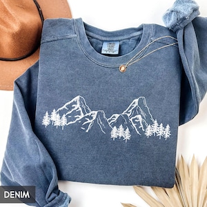 Comfort Colors® Mountain Sweatshirt, Nature Gift, Hiking Crewneck for women / men (unisex), Christmas gift men, Outdoor Mountain range shirt