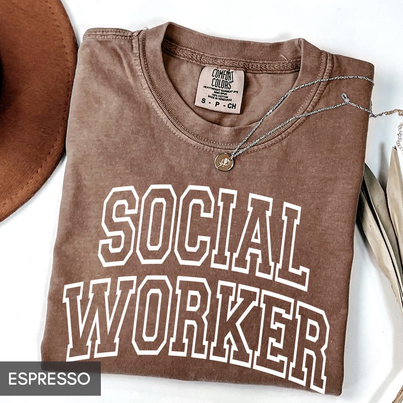 Camiseta Comfort Colors® para trabajadores sociales, camiseta para trabajadores sociales escolares, regalo para mostrar aprecio a los trabajadores sociales, camiseta universitaria vintage LSW LCSW para él o ella imagen 4
