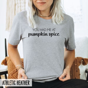Pode incluir: Uma camiseta cinza com o texto "You had me at pumpkin spice" estampado na frente. A camiseta &eacute; de cor cinza mescla.