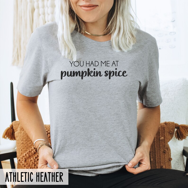 Pode incluir: Uma camiseta cinza com o texto "You had me at pumpkin spice" estampado na frente. A camiseta &eacute; de cor cinza mescla.